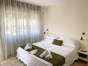 Minibar, in-room safe, desk, laptop workspace - Hotel Senderos (Nijar)