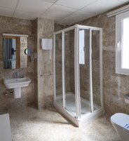 Habitación superior con 1 cama doble o 2 individuales | Baño | Artículos de higiene personal gratuitos, secador de pelo, bidé y toallas