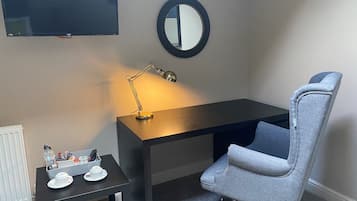 Gác Tiêu chuẩn, có phòng tắm riêng (Attic Room with desk) | Nội thất