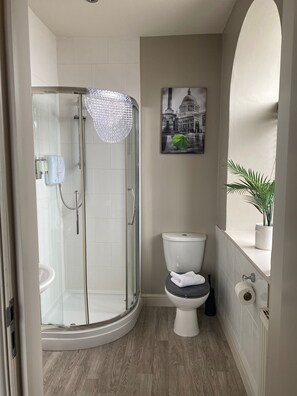 Deluxe Double Room, Ensuite | Bathroom - The White Swan (Leeds)