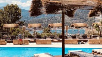 Seasonal outdoor pool, free cabanas, pool umbrellas