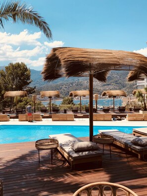 Sezonluk açık havuz, ücretsiz havuz kabinleri, havuz şemsiyeleri