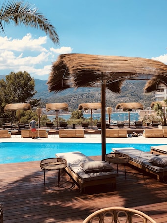 Seasonal outdoor pool, free cabanas, pool umbrellas