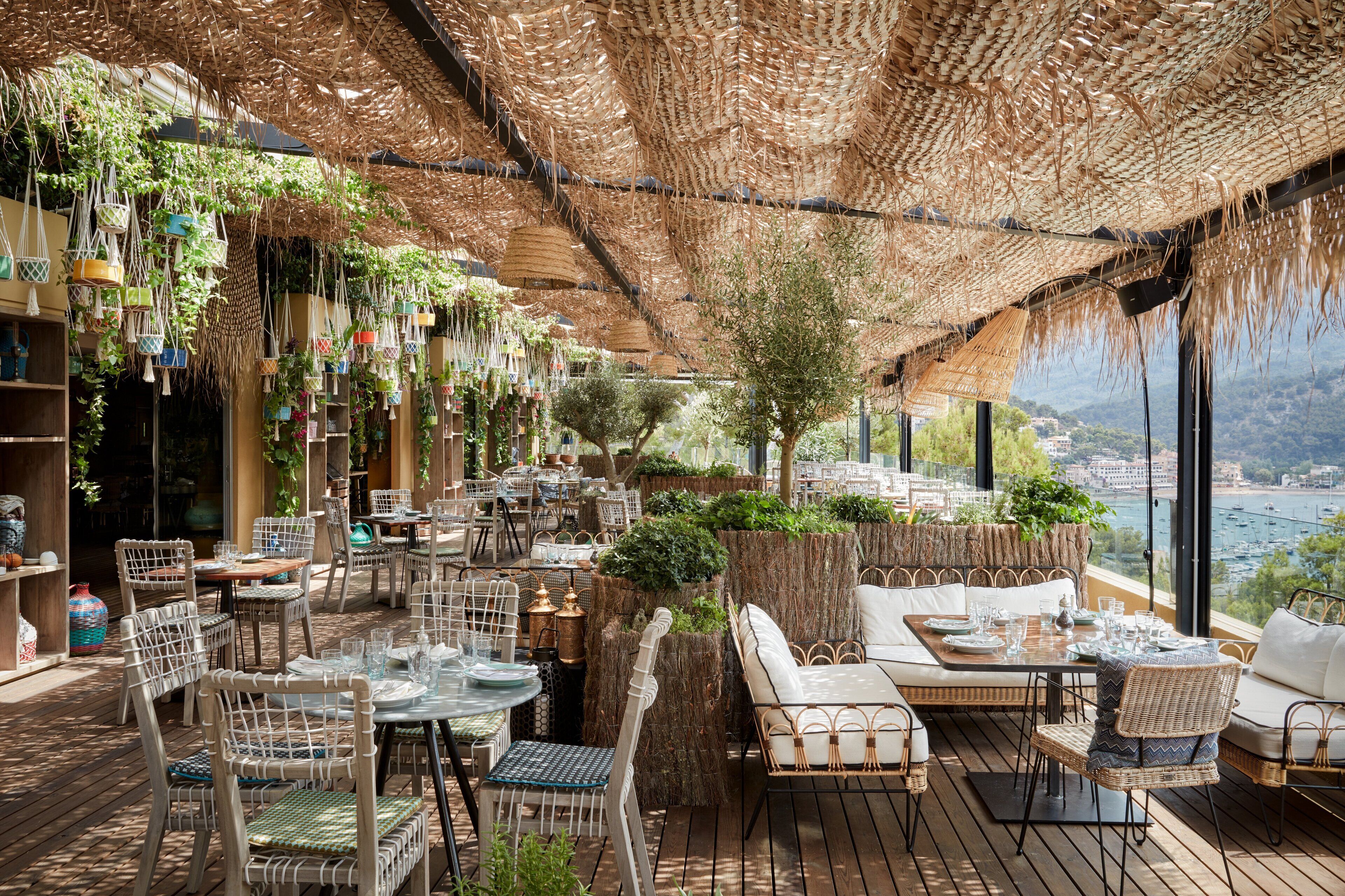 Serveert lunch en diner, Midden-Oosterse gerechten