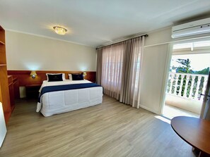 Luxe kamer, terras | Een minibar, verduisterende gordijnen, geluiddichte muren, gratis wifi