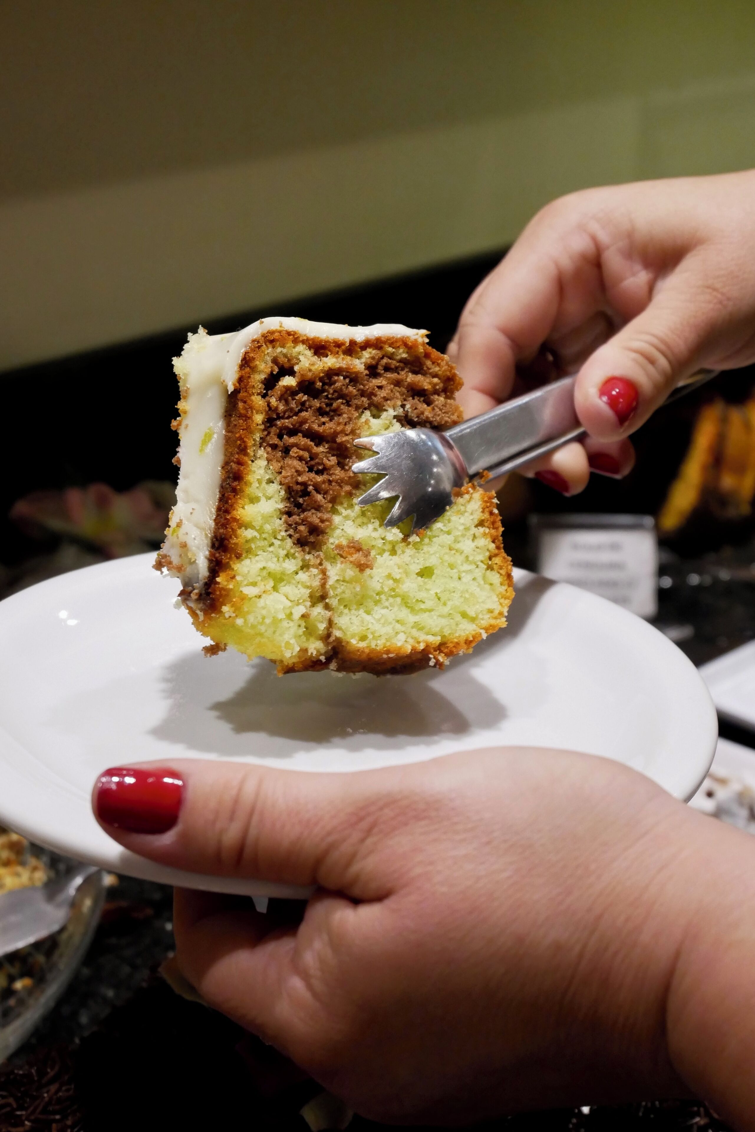 Une part de gâteau sur une assiette.