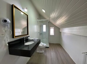 Luxury-Zimmer, Terrasse | Badezimmer | Dusche, kostenlose Toilettenartikel, Haartrockner, Handtücher