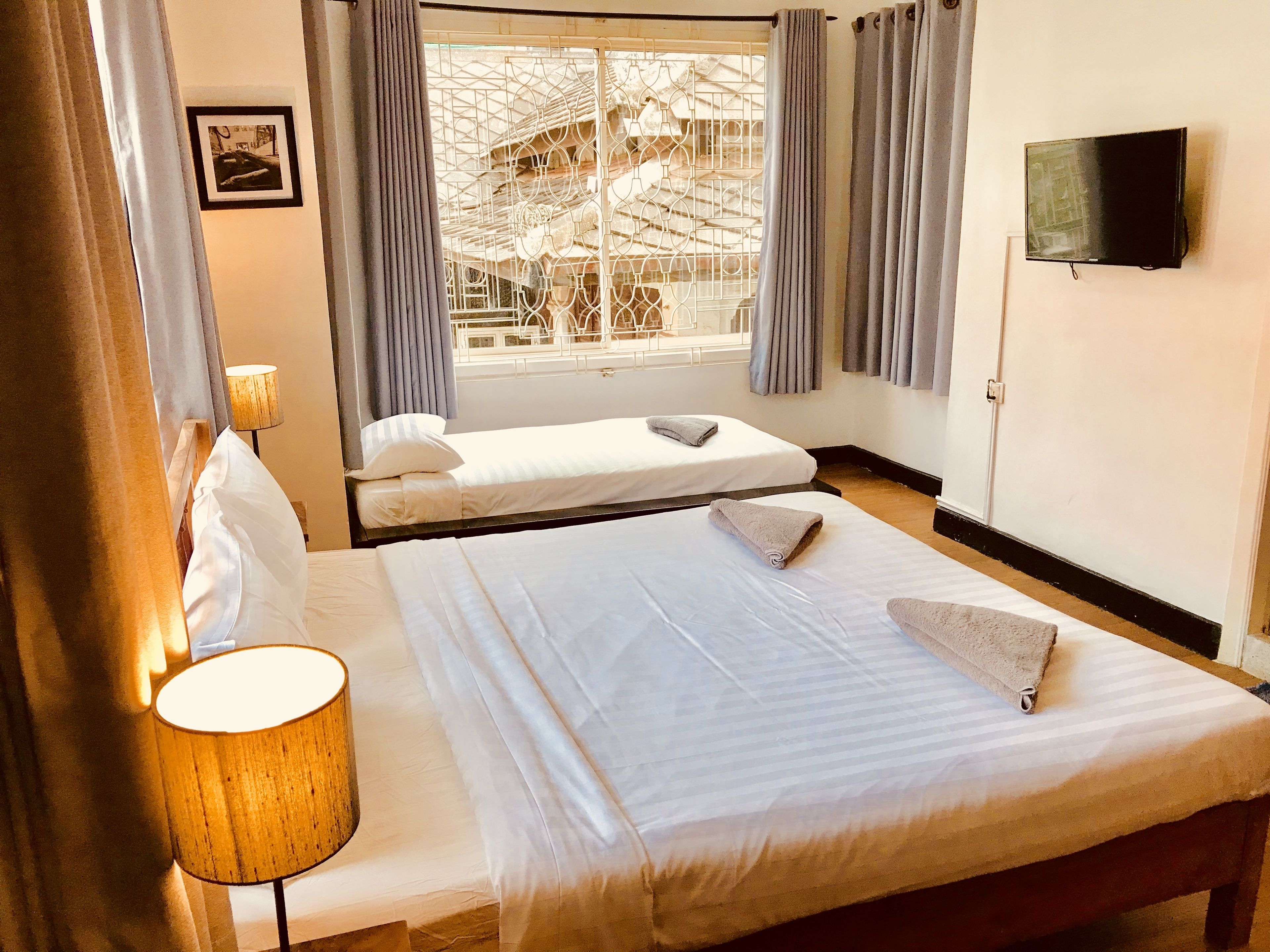 deluxe triple room | minibar, in-room safe, desk, soundproofing