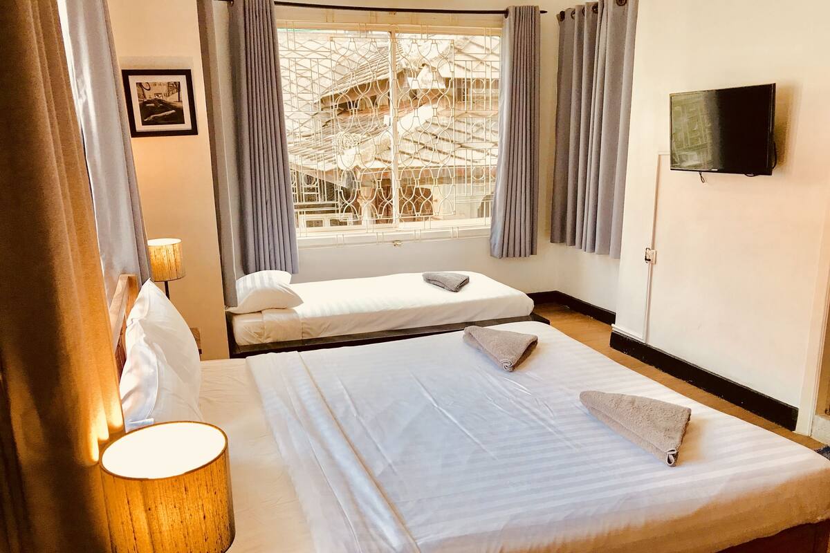 Deluxe Triple Room | Minibar, in-room safe, desk, soundproofing