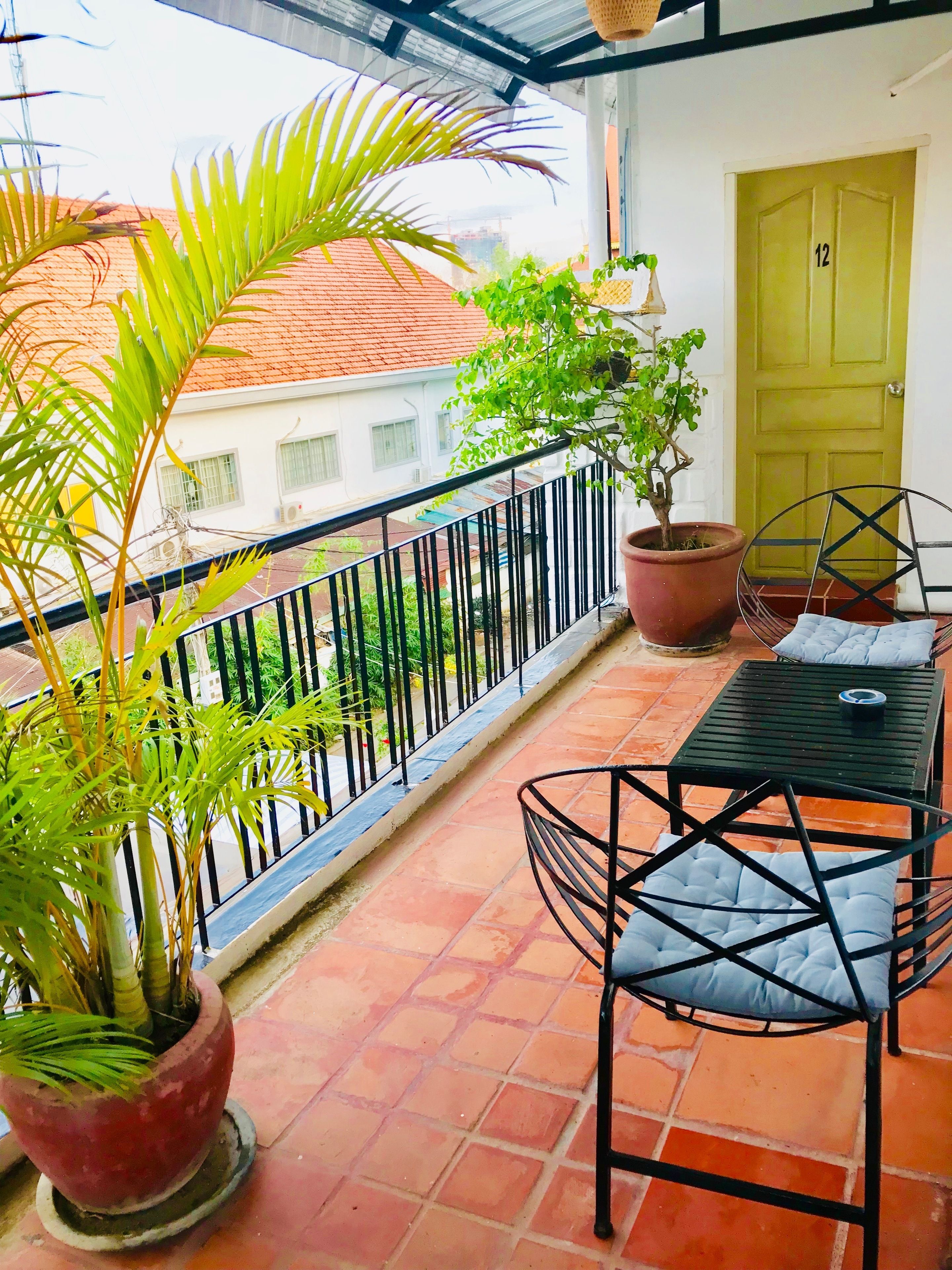 standard single room, 1 queen bed | balcony