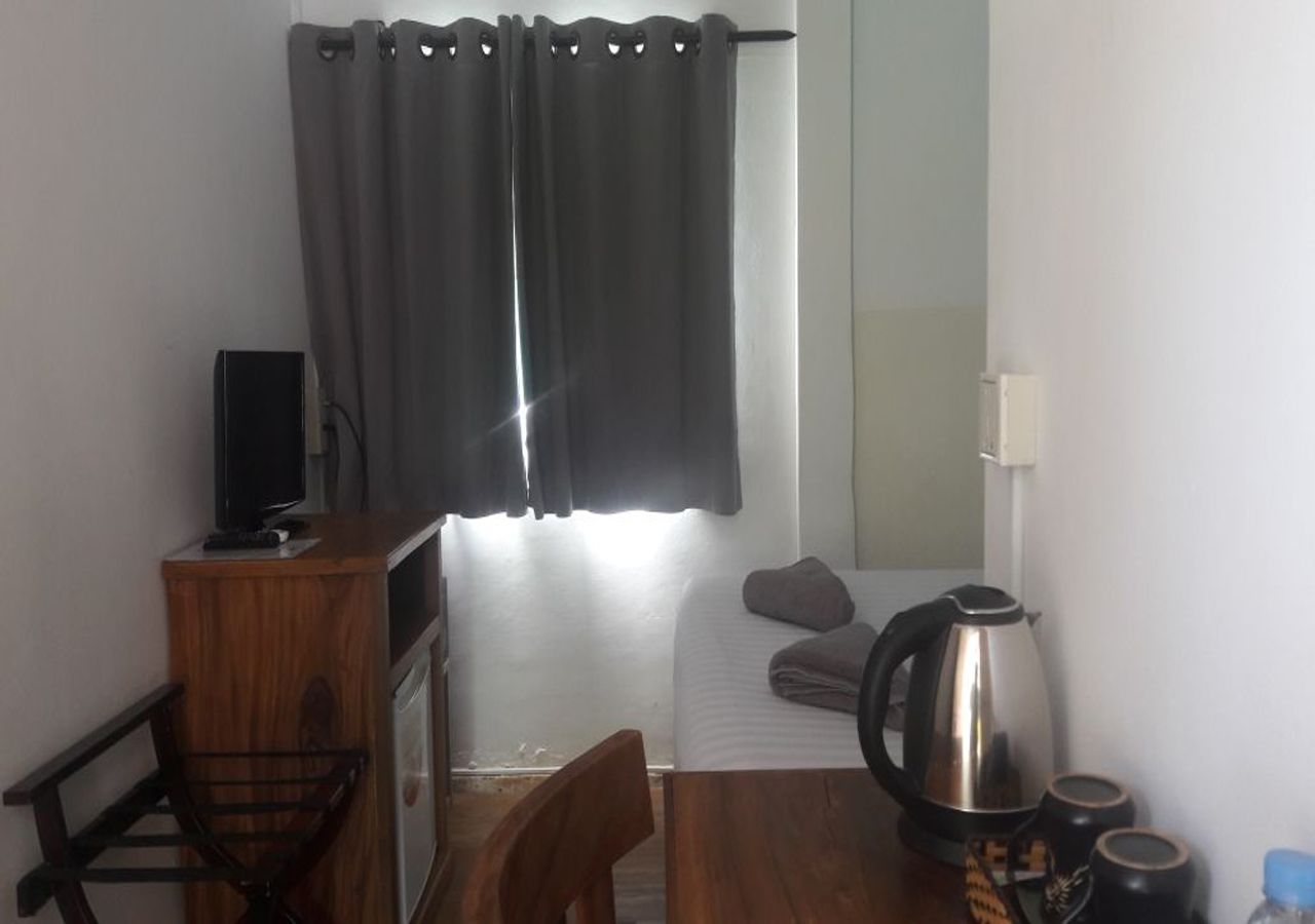 standard single room, 1 queen bed | minibar, in-room safe, desk, soundproofing