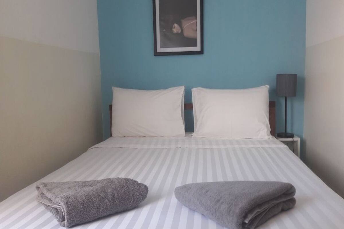 Standard Single Room, 1 Queen Bed | Minibar, in-room safe, desk, soundproofing