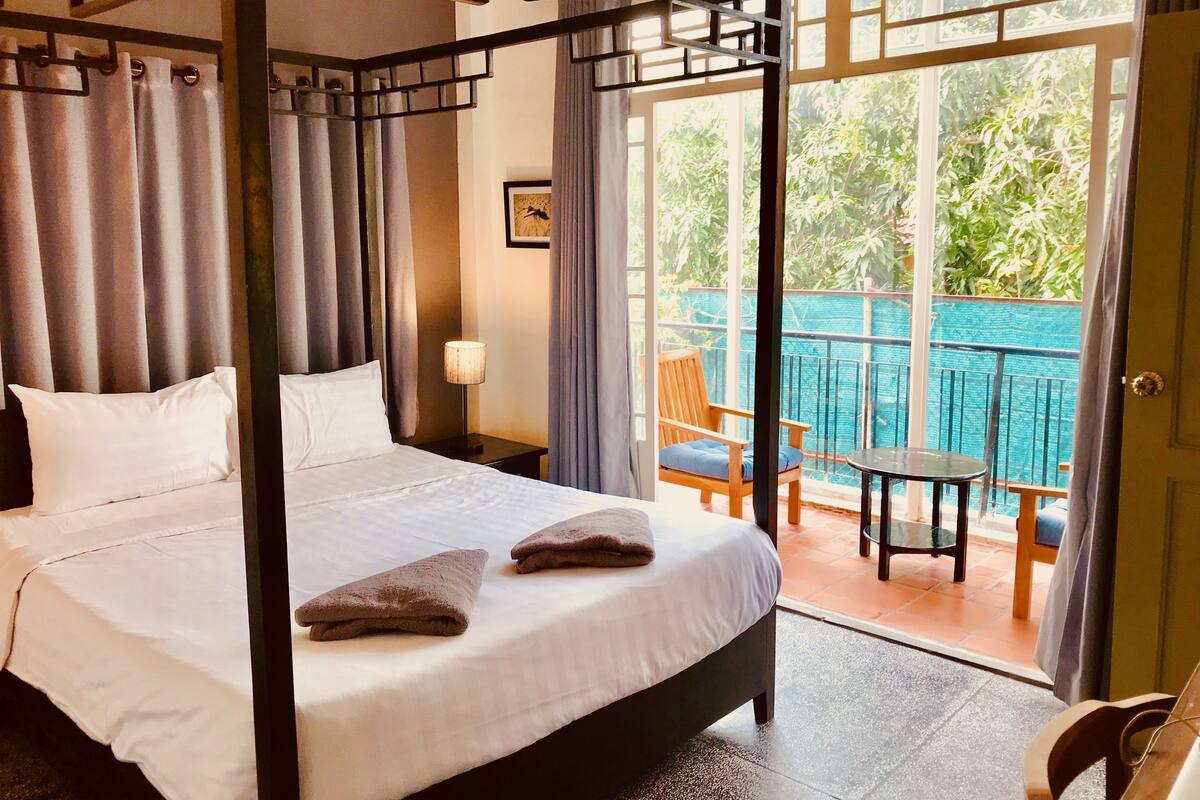 Deluxe Double Room, 1 King Bed, City View | Minibar, in-room safe, desk, soundproofing