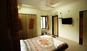 Deluxe Non Ac Room - Hotel Pranav Executive (Pune)