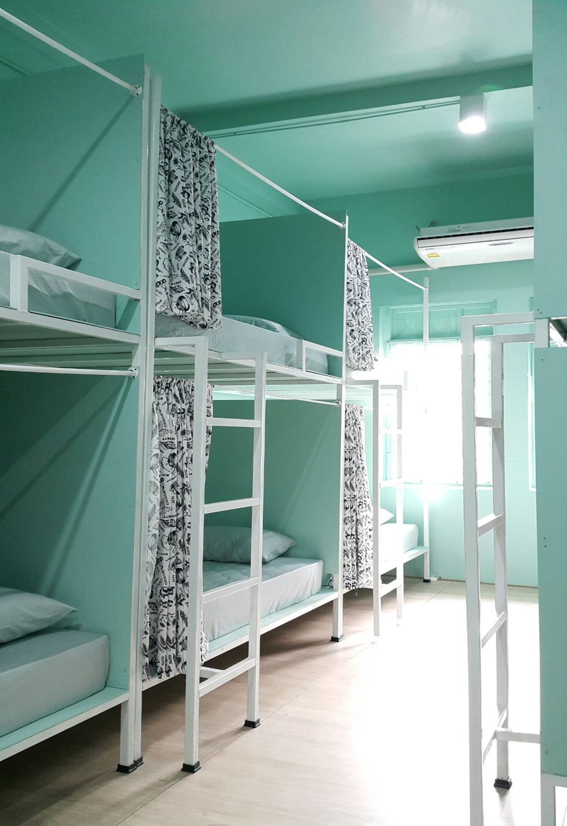 10-Bed Female Dormitory with Shared Bathroom  | Wi-Fi ฟรี