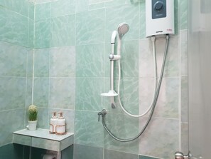 Douche, articles de toilette gratuits, serviettes fournies