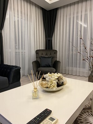 デラックス スイート ベッドルーム (複数) シティビュー | リビング エリア | 液晶テレビ