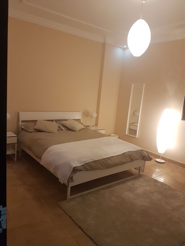 1 bedroom, premium bedding, blackout curtains, iron/ironing board - Unique Flat (Cairo)