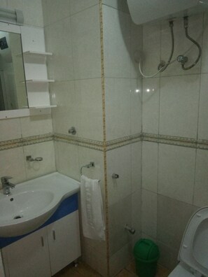Bathtub besar, pancuran hujan, perlengkapan mandi gratis, dan handuk