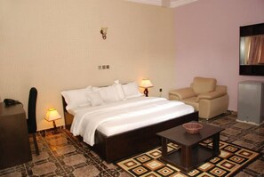 Suite Premier | Meja kerja, Wi-Fi gratis, dan seprai linen