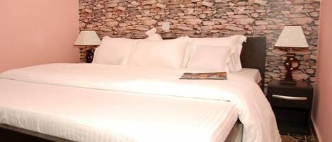 Royal Room | Desk, free WiFi, bed sheets