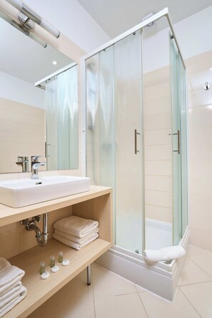 Eco-friendly toiletries, hair dryer, bidet, towels - Hotel Phoenix (Velika Gorica)