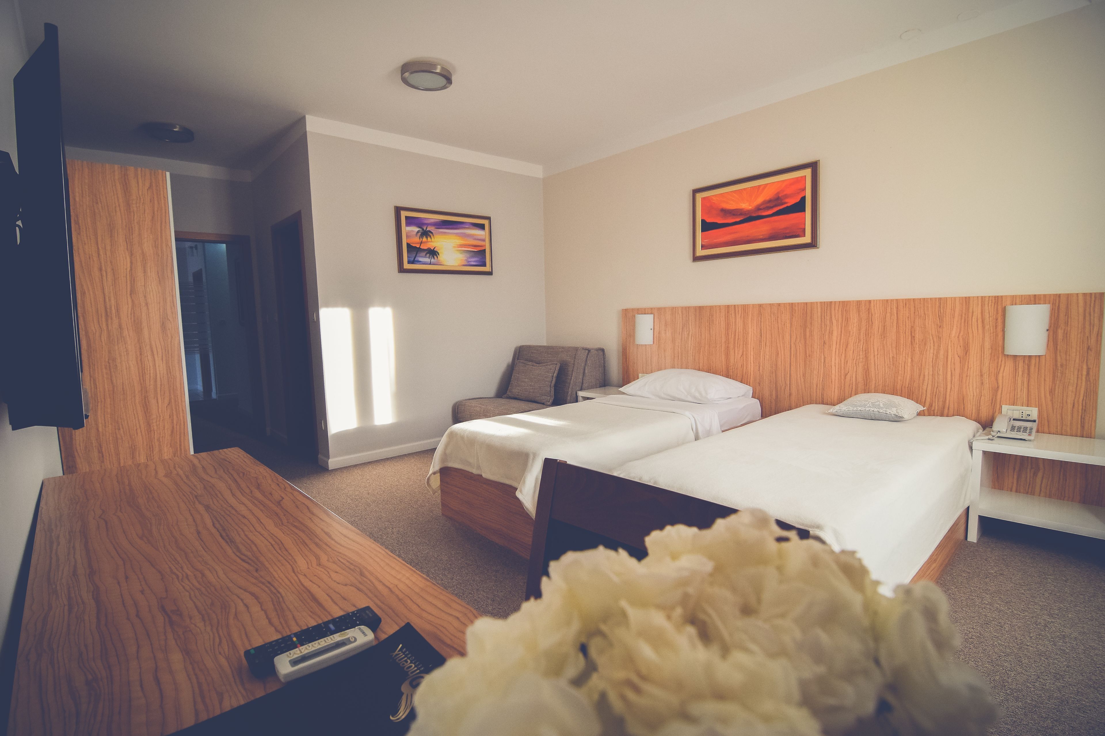 Ropa de cama de alta calidad, colchones con efecto memoria y minibar 