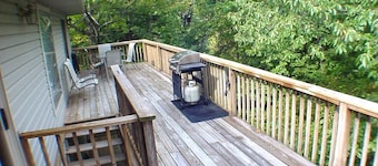 WALKING DISTANCE TO THE MARINA WITH HOT TUB