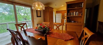 WALKING DISTANCE TO THE MARINA WITH HOT TUB