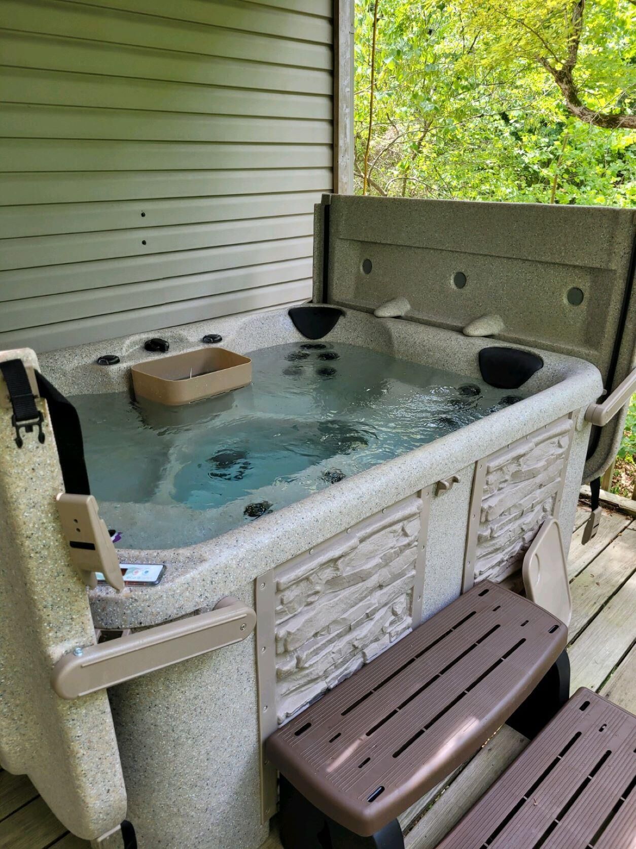 WALKING DISTANCE TO THE MARINA WITH HOT TUB