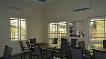 Aamiainen, lounas ja illallinen; paikallinen ja kansainvälinen keittiö