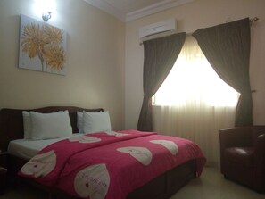 Desk, blackout drapes, free WiFi, bed sheets - Best Budget Hotel (Abuja)