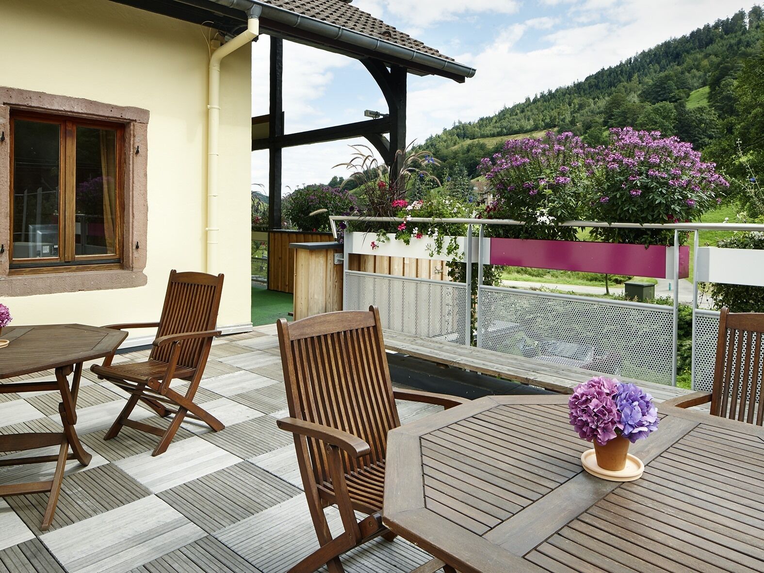 suite, ensuite | balcony view