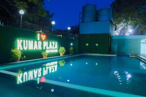 Outdoor pool - Hotel Kumar Plaza (Karjat)