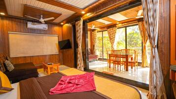 Suite With Balcony | Free WiFi, bed sheets