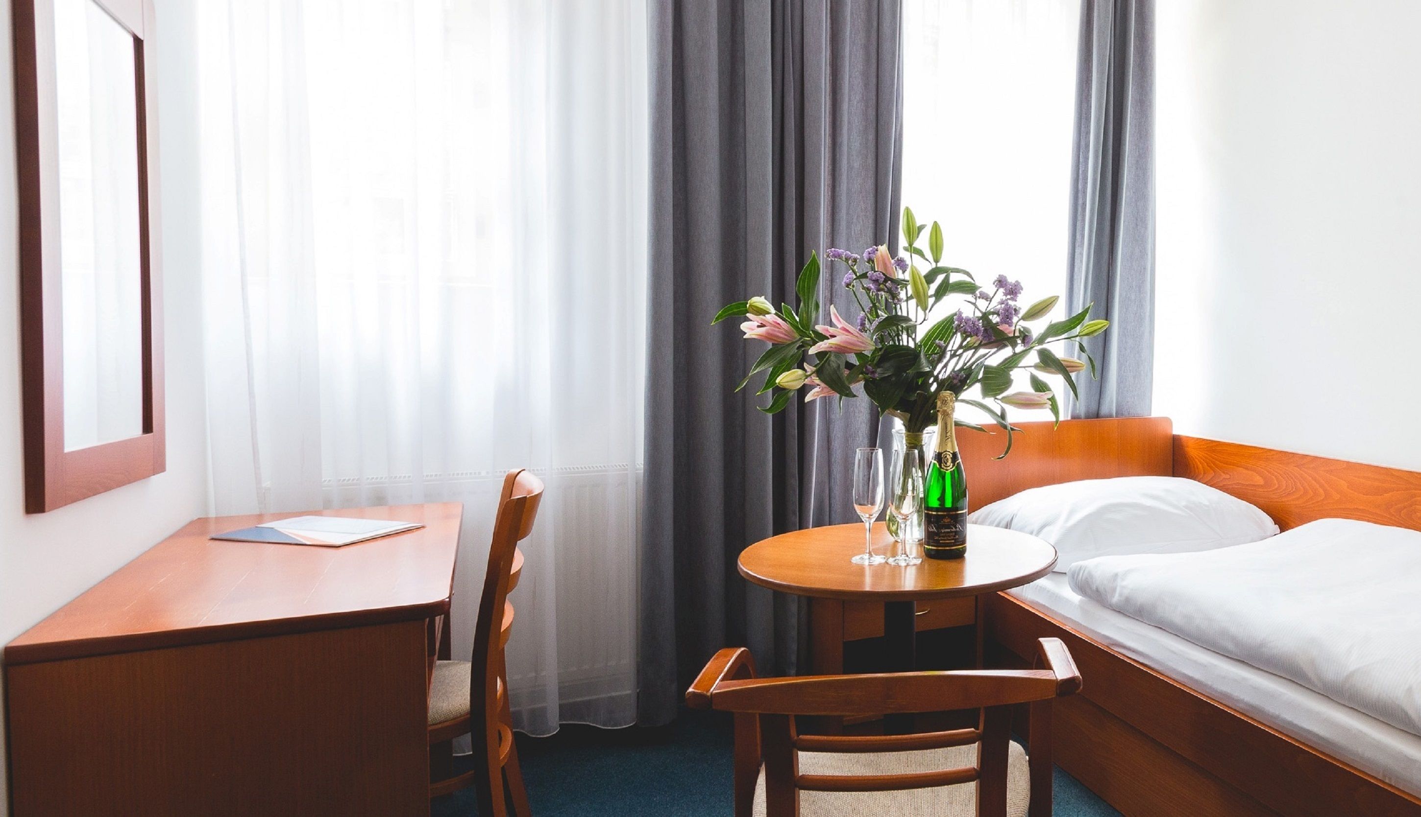comfort single room, 1 single bed | in-room safe, desk, iron/ironing board, free wifi