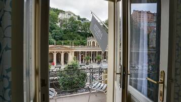 Quarto casal superior, 2 camas de solteiro, vista para a cidade | Cofres nos quartos, escrivaninha, ferros/tábuas de passar roupa
