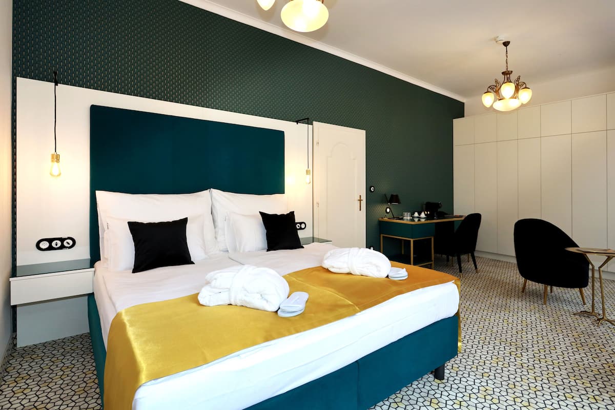 Ein Hotelzimmer mit einem großen Bett, einem Schreibtisch und einem Sessel.