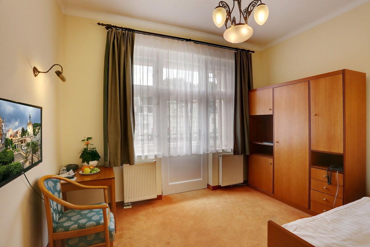 객실 내 금고, 책상, 암막 커튼, 다리미/다리미판