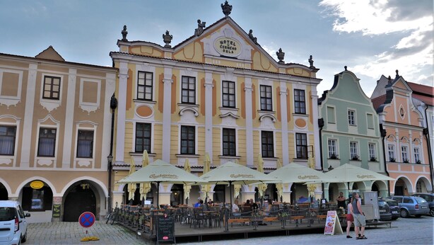A historic building with a central entrance, multiple windows, and a sign indicating it is a hotel. - Hotel U Černého orla (Telc)