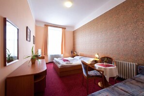 Zimmersafe, Schreibtisch, kostenloses WLAN, Bettwäsche