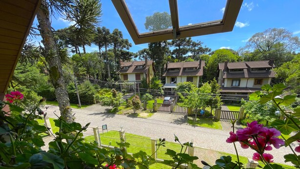 Un quartier résidentiel avec des maisons, une allée pavée et de la verdure.