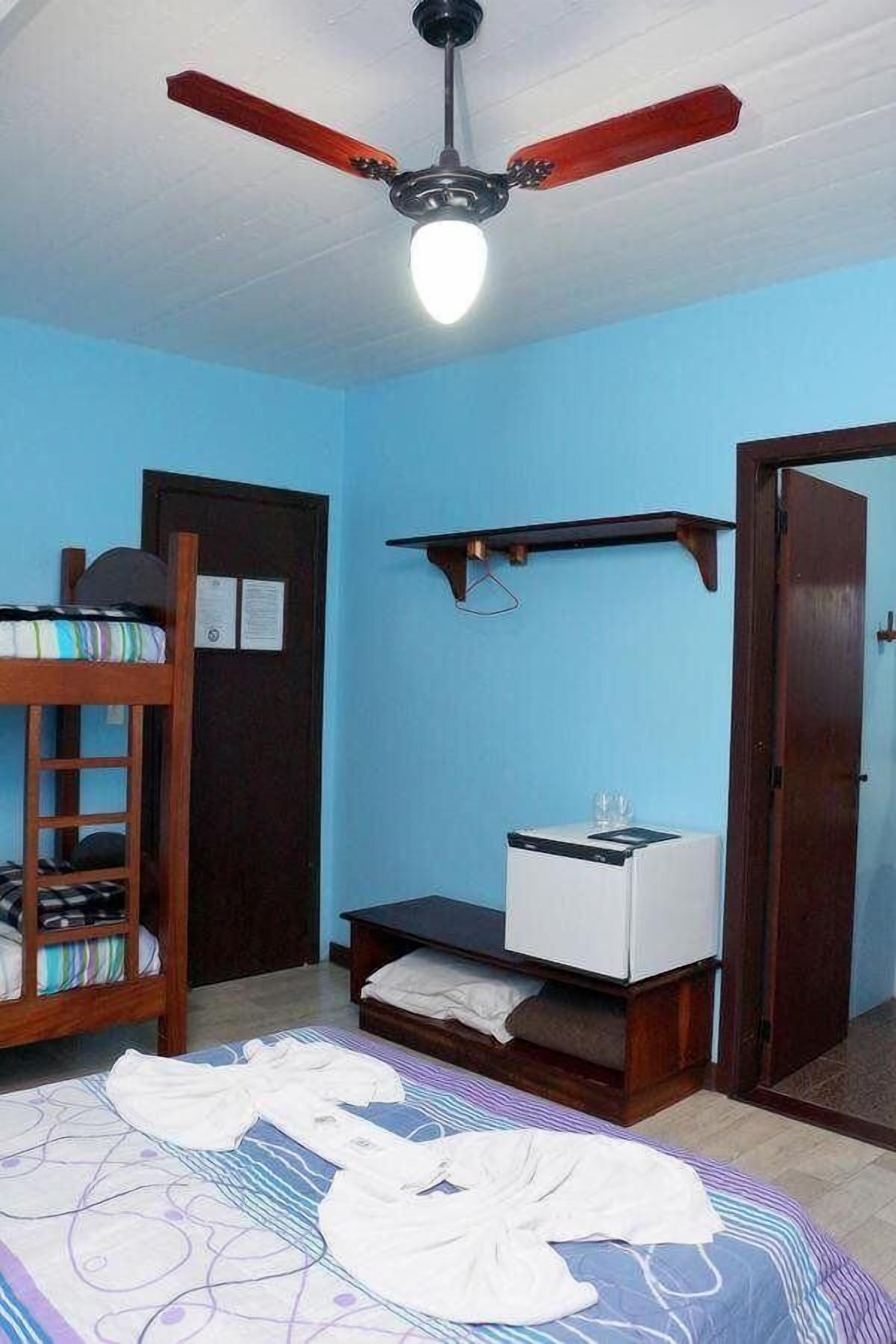 Minibaari, työpöytä, vauvansängyt, ilmainen Wi-Fi