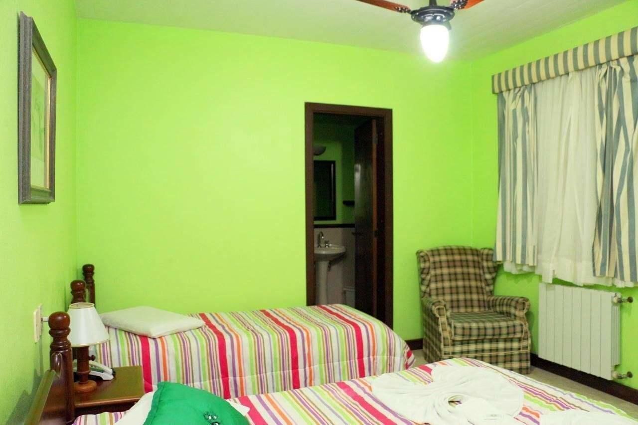 Minibaari, työpöytä, vauvansängyt, ilmainen Wi-Fi