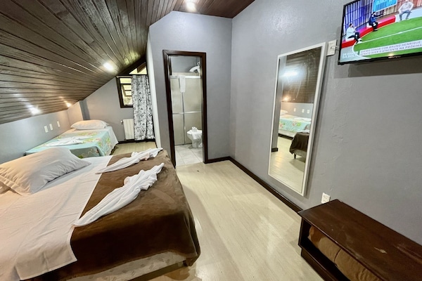 Dreibettzimmer | Minibar, Schreibtisch, Babybetten, kostenloses WLAN