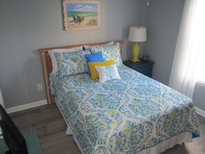 4 dormitorios, tabla de planchar con plancha, cuna de viaje