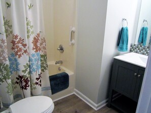 Combined shower/bathtub, hair dryer, towels - Newly Remodeled • Linens Included • Beach Gear Provided! (Surfside Beach)