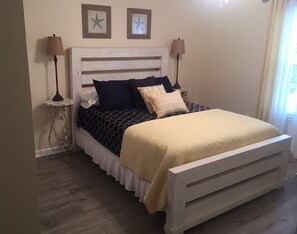 4 bedrooms, iron/ironing board, travel cot, free WiFi - Newly Remodeled • Linens Included • Beach Gear Provided! (Surfside Beach)