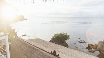 Suite, salle de bains privĂ©e, en front de plage | Vue depuis lâhĂ©bergement