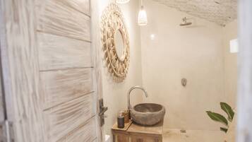 Suite, salle de bains privée, en front de mer | Salle de bain | Douche, serviettes fournies